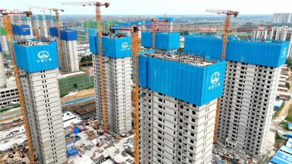 典丰投资 郑州张庄城中村改造项目2号地主体结构全面封顶