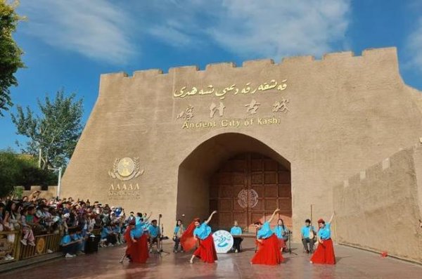 国融汇通 古城夜爆红，50名师生献艺喀什，游客全场嗨翻天？